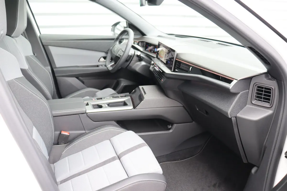 1.6 TURBO PHEV 195PK GS AUTOMAAT / NAVI / LEDER / CLIMA / FULL-LED / PDC / KEYLESS / 19" LMV /  PANO. DAK / ADAPT. CRUISE / 1E EIGENAAR / NIEUWSTAAT !!