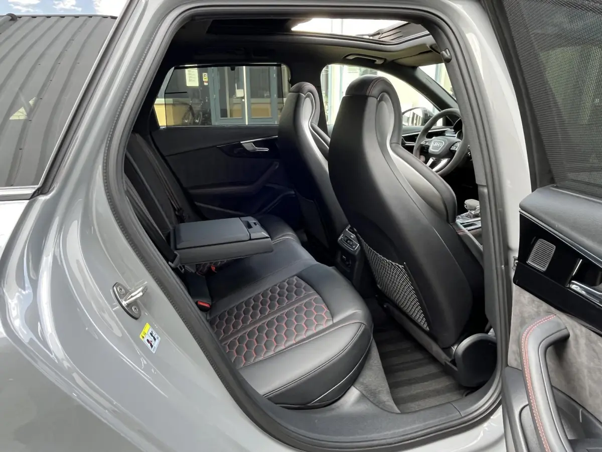 2.9 TFSI RS 4 quattro |Voll.Historie/Pano.Dak/Head-Up/Bang&Olufsen/Navi/Sportdiffertentieel/Elektr.Wegklapbare Trekhaak