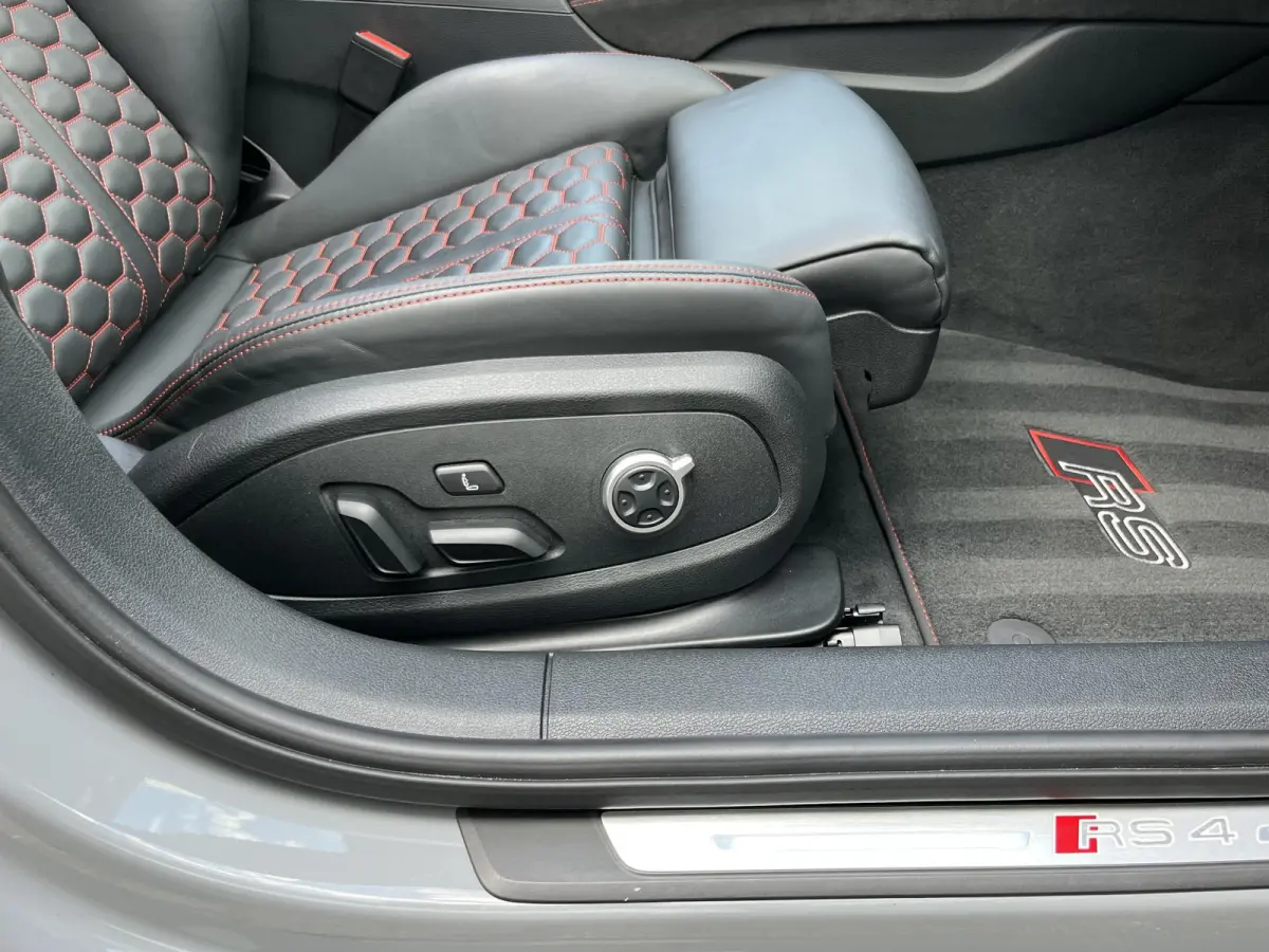 2.9 TFSI RS 4 quattro |Voll.Historie/Pano.Dak/Head-Up/Bang&Olufsen/Navi/Sportdiffertentieel/Elektr.Wegklapbare Trekhaak