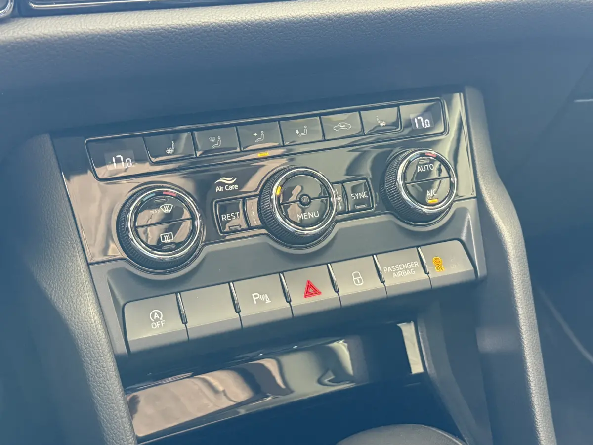 1.5 TSI Business Edition | Panoramadak | Trekhaak | Apple Carplay | Dakdragers