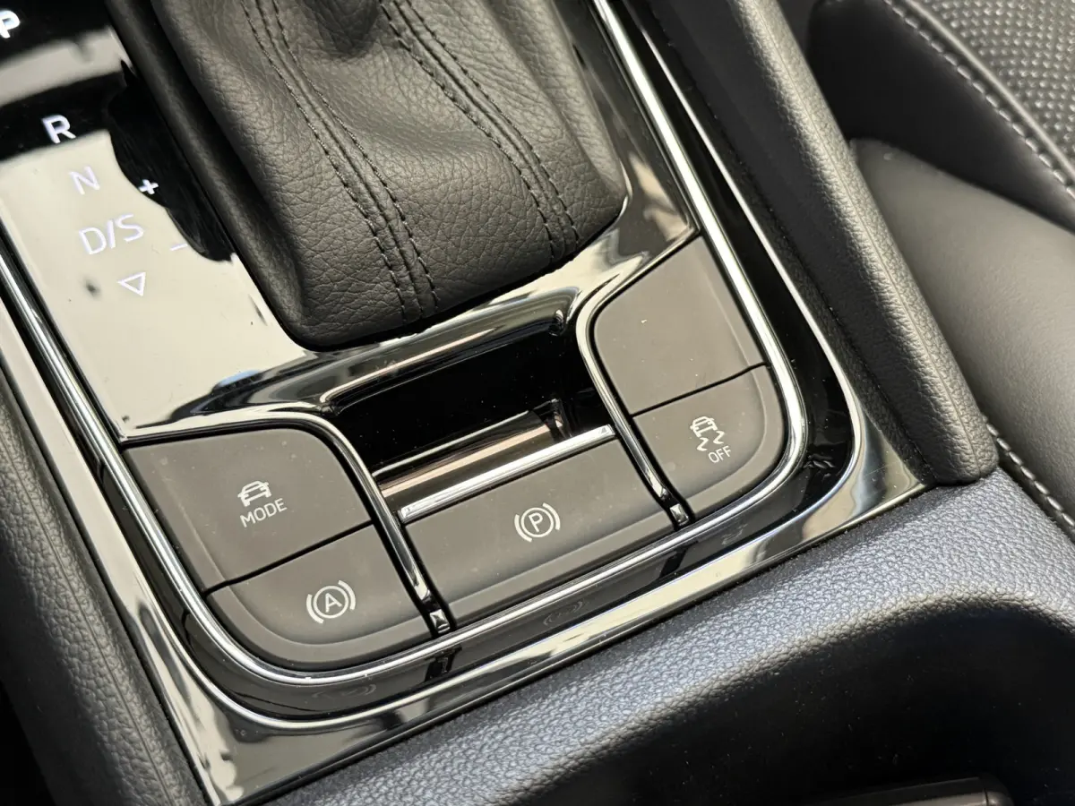 1.5 TSI Business Edition | Panoramadak | Trekhaak | Apple Carplay | Dakdragers