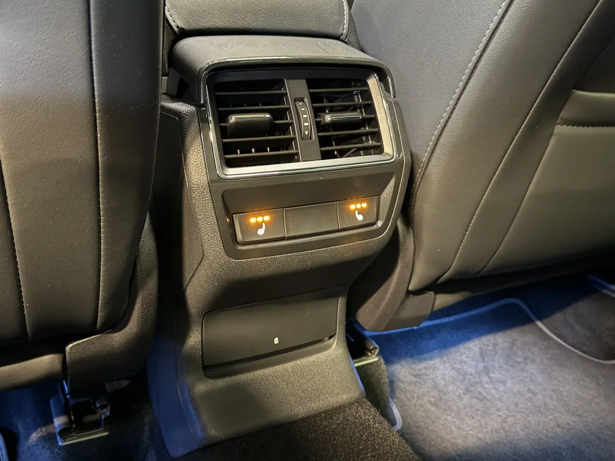1.5 TSI Business Edition | Panoramadak | Trekhaak | Apple Carplay | Dakdragers