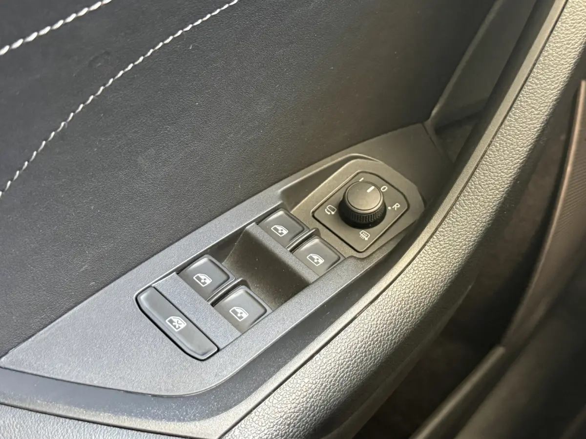 1.5 TSI Business Edition | Panoramadak | Trekhaak | Apple Carplay | Dakdragers