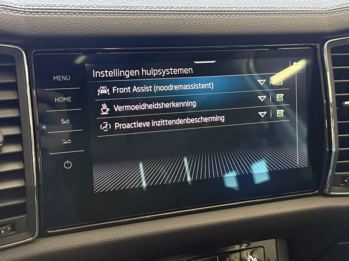 1.5 TSI Business Edition | Panoramadak | Trekhaak | Apple Carplay | Dakdragers