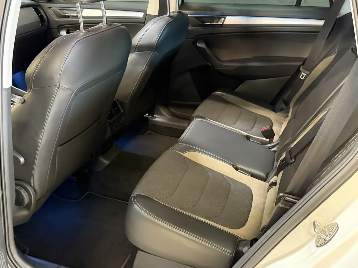 1.5 TSI Business Edition | Panoramadak | Trekhaak | Apple Carplay | Dakdragers