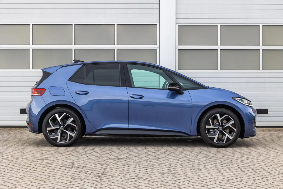 170pk Life 50 kWh | Steunhaak | Navigatie | 19" Velgen