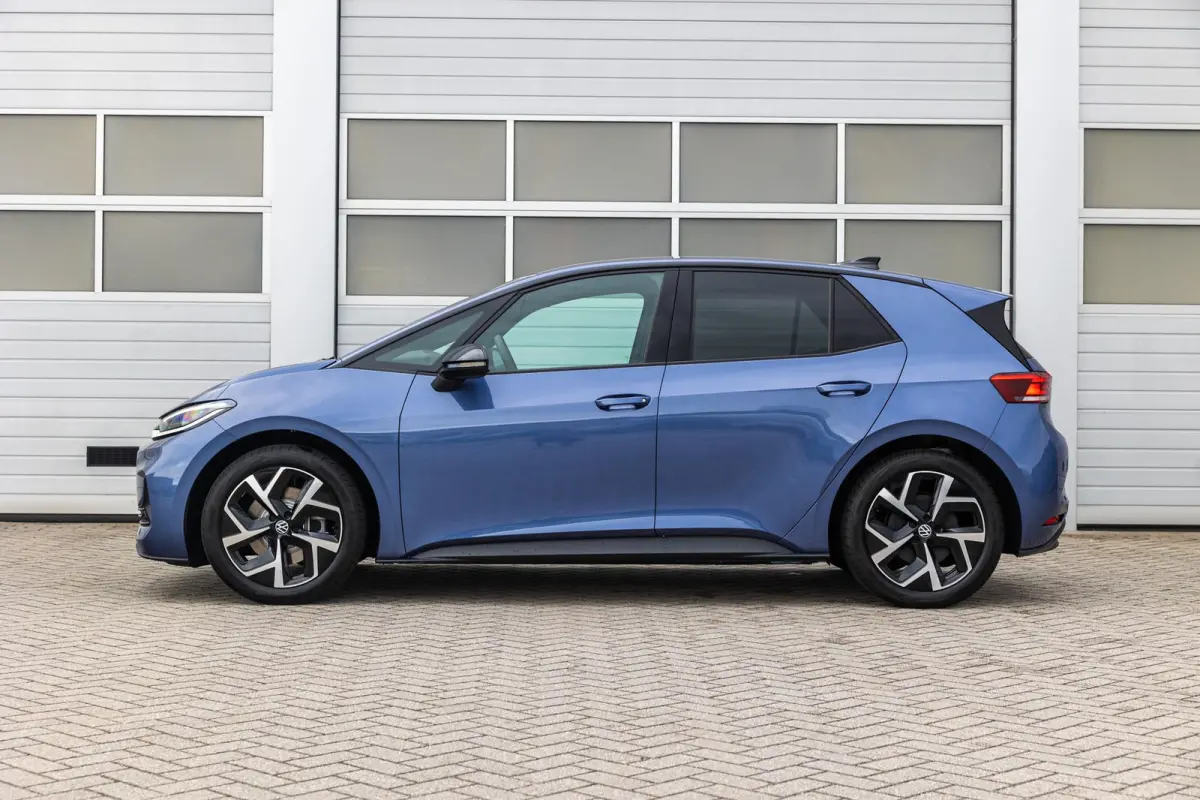170pk Life 50 kWh | Steunhaak | Navigatie | 19" Velgen