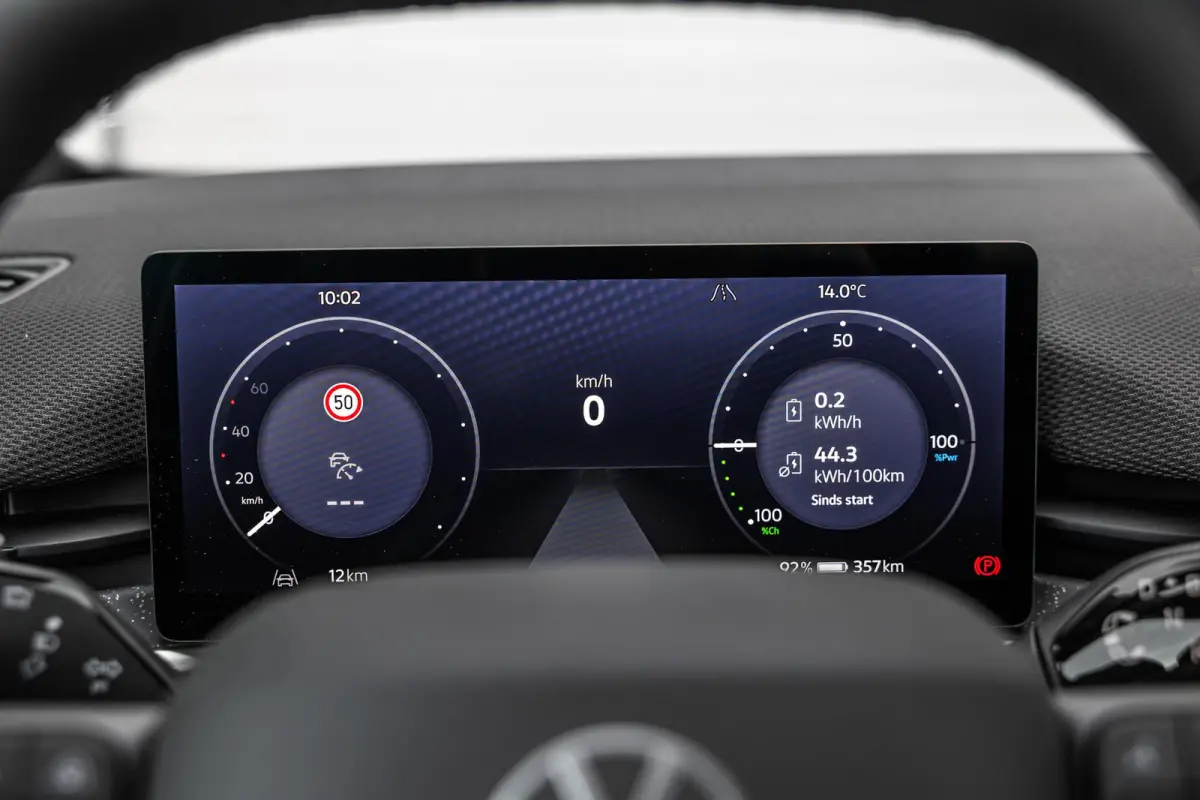 170pk Life 50 kWh | Steunhaak | Navigatie | 19" Velgen