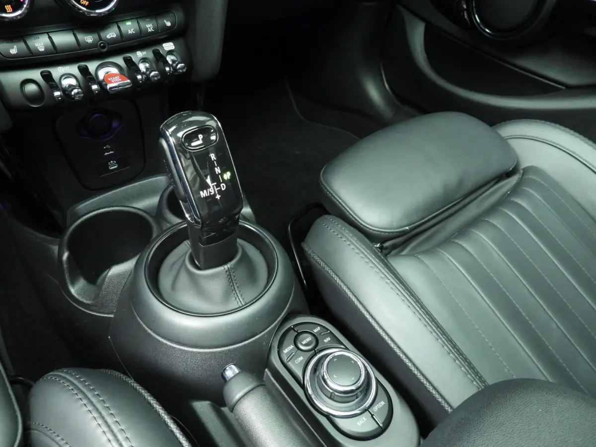 Cooper | Comfort Access | Panoramadak | Cruise Control | Parkeersensoren | Head-Up | Parkeersensoren | Navigatie |