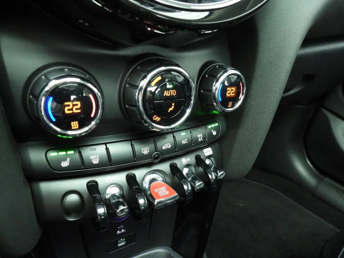 Cooper | Comfort Access | Panoramadak | Cruise Control | Parkeersensoren | Head-Up | Parkeersensoren | Navigatie |