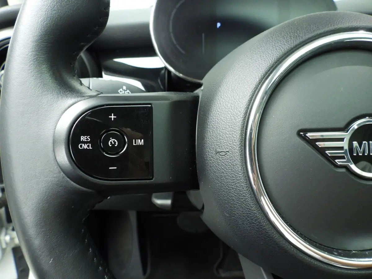 Cooper | Comfort Access | Panoramadak | Cruise Control | Parkeersensoren | Head-Up | Parkeersensoren | Navigatie |