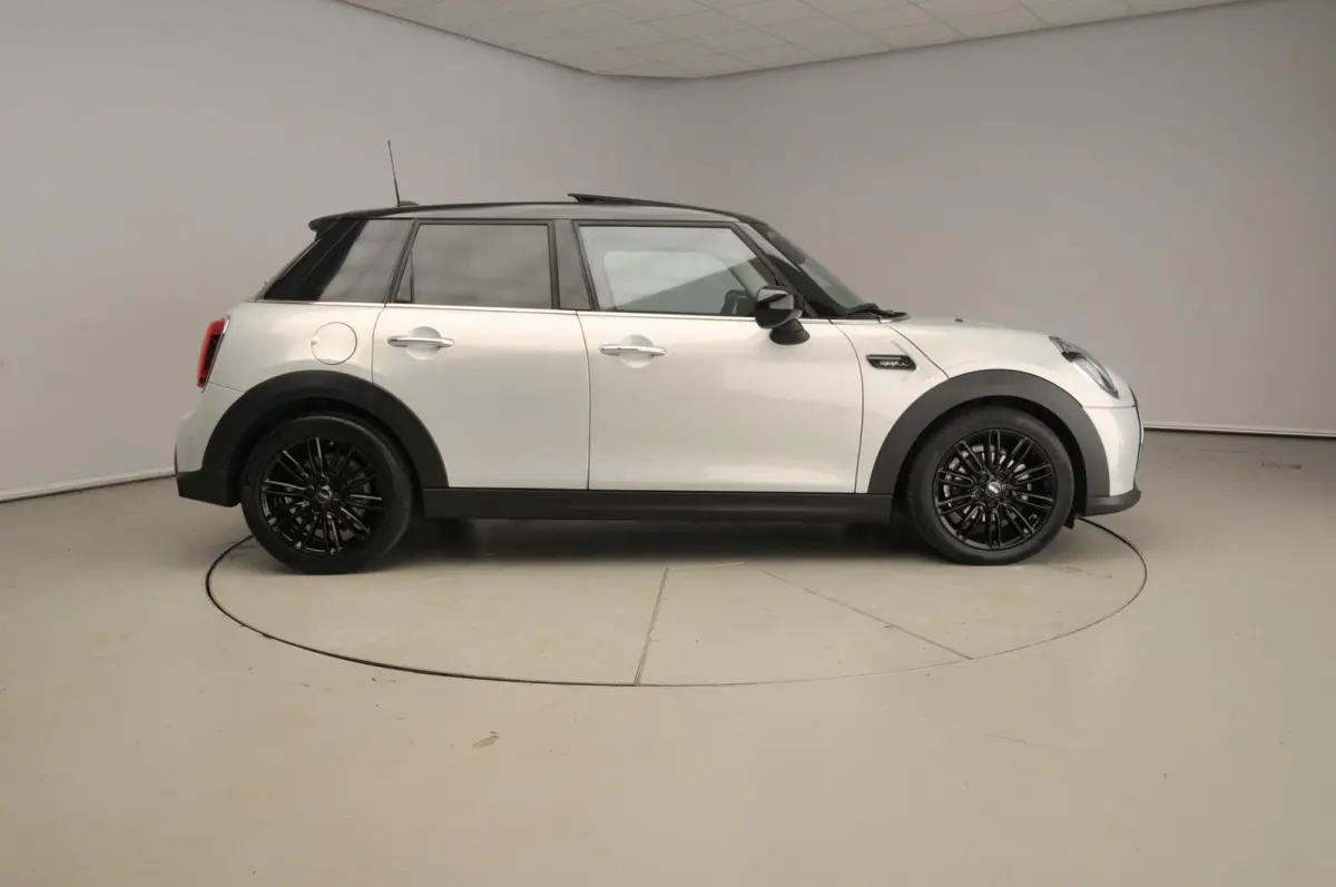 Cooper | Comfort Access | Panoramadak | Cruise Control | Parkeersensoren | Head-Up | Parkeersensoren | Navigatie |
