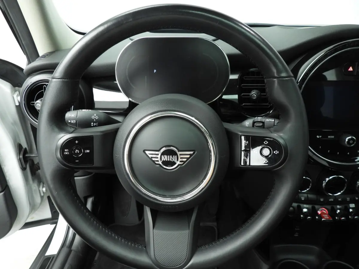 Cooper | Comfort Access | Panoramadak | Cruise Control | Parkeersensoren | Head-Up | Parkeersensoren | Navigatie |