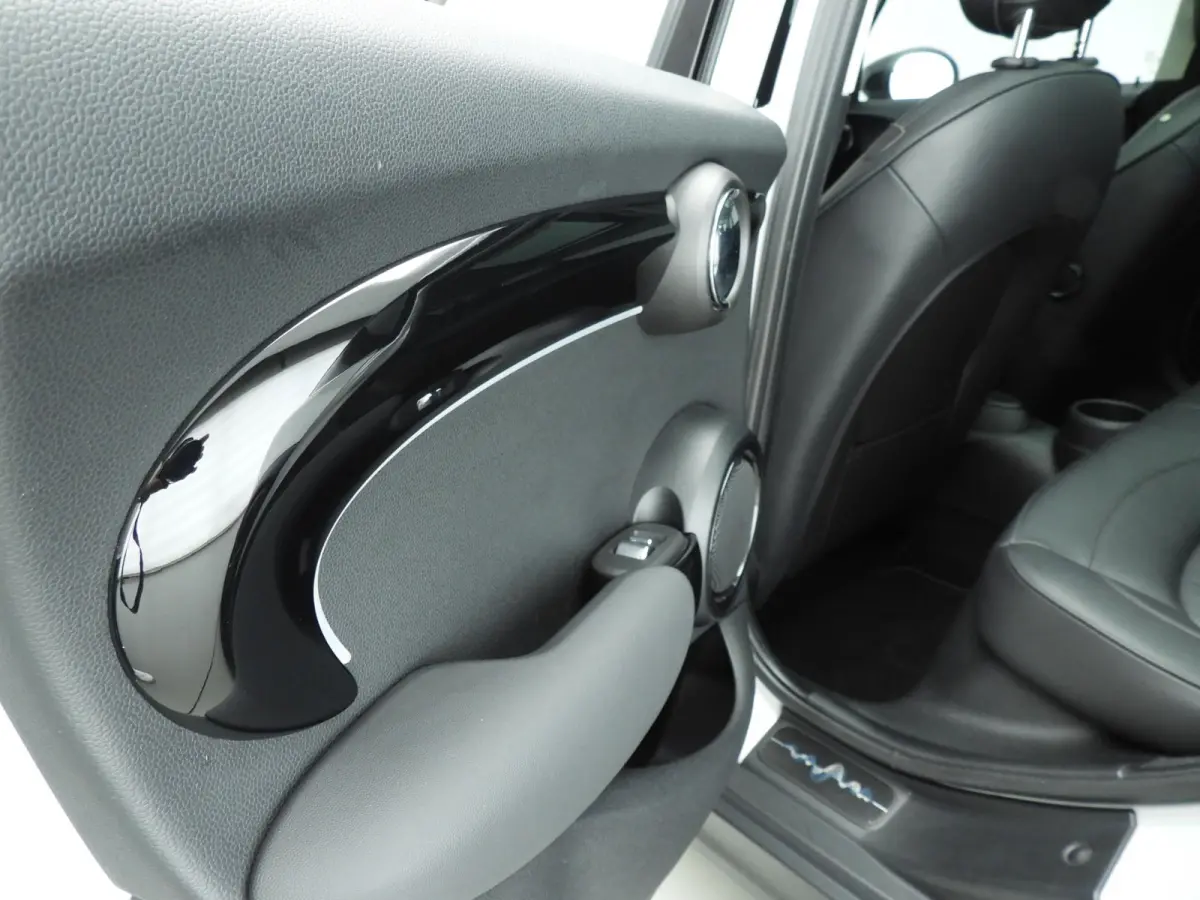 Cooper | Comfort Access | Panoramadak | Cruise Control | Parkeersensoren | Head-Up | Parkeersensoren | Navigatie |