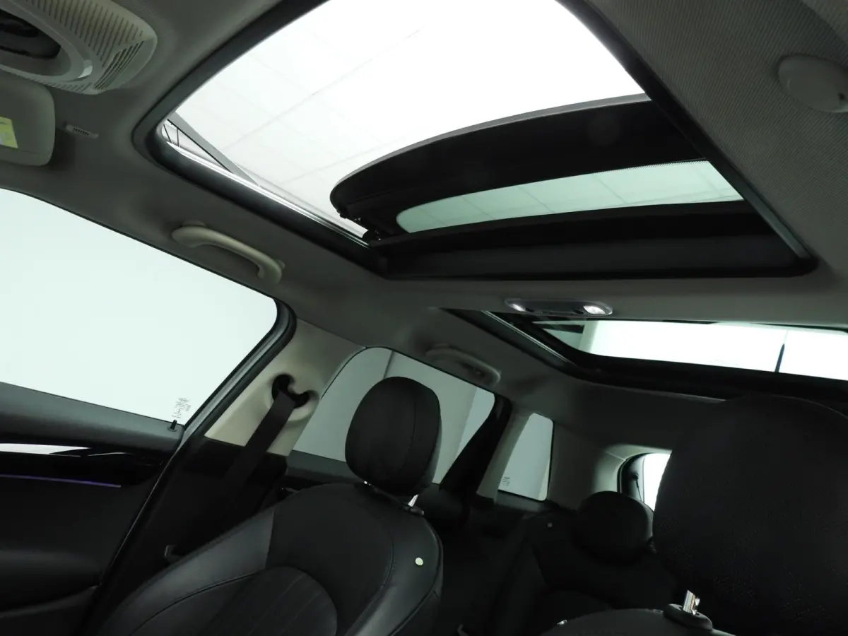 Cooper | Comfort Access | Panoramadak | Cruise Control | Parkeersensoren | Head-Up | Parkeersensoren | Navigatie |