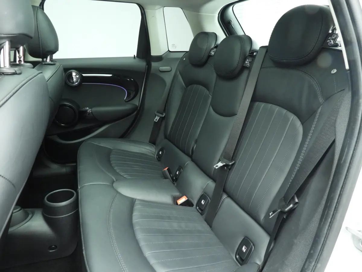 Cooper | Comfort Access | Panoramadak | Cruise Control | Parkeersensoren | Head-Up | Parkeersensoren | Navigatie |