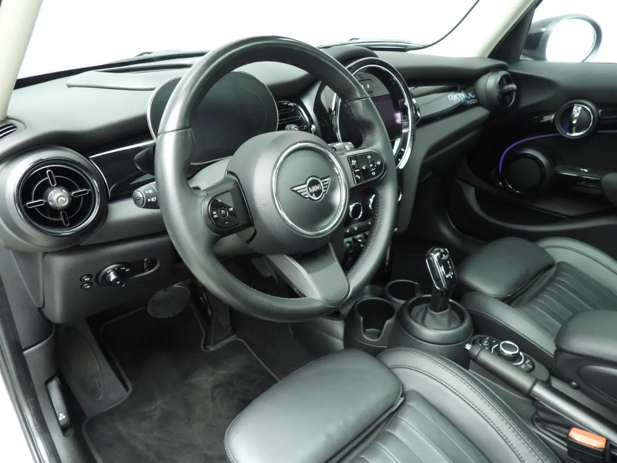 Cooper | Comfort Access | Panoramadak | Cruise Control | Parkeersensoren | Head-Up | Parkeersensoren | Navigatie |