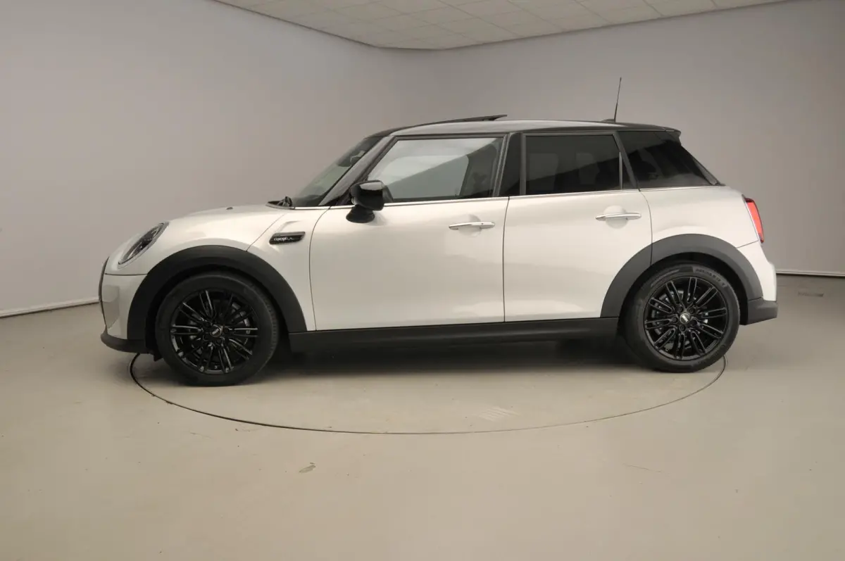 Cooper | Comfort Access | Panoramadak | Cruise Control | Parkeersensoren | Head-Up | Parkeersensoren | Navigatie |