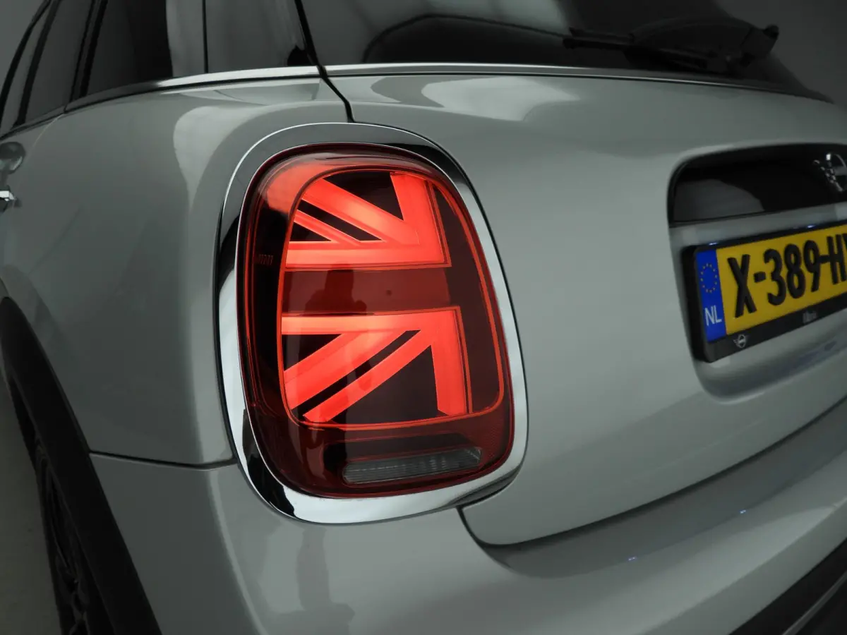 Cooper | Comfort Access | Panoramadak | Cruise Control | Parkeersensoren | Head-Up | Parkeersensoren | Navigatie |