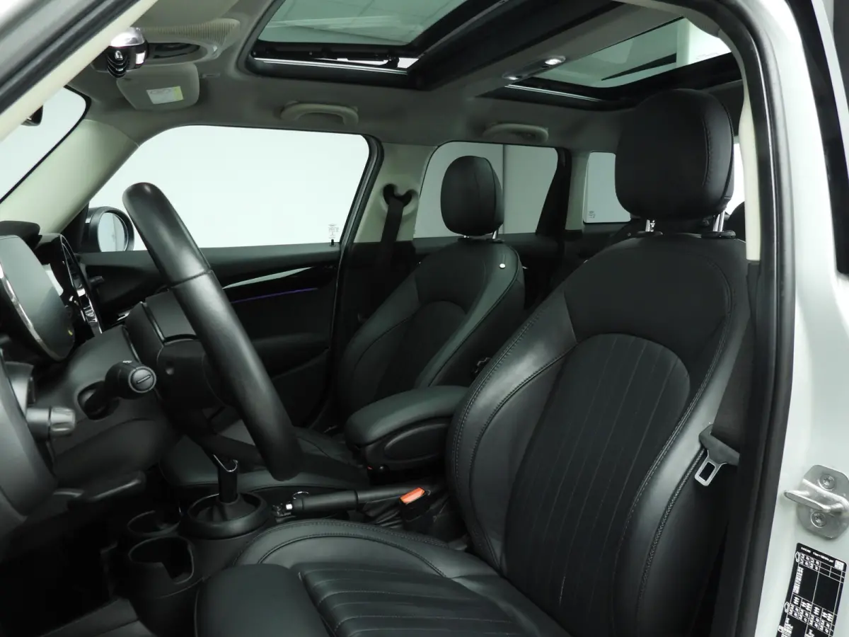 Cooper | Comfort Access | Panoramadak | Cruise Control | Parkeersensoren | Head-Up | Parkeersensoren | Navigatie |