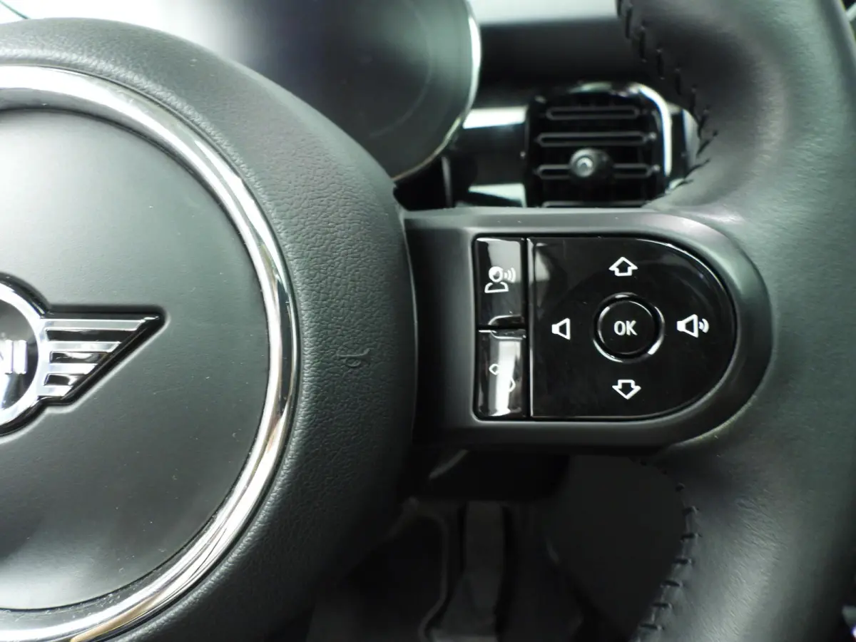 Cooper | Comfort Access | Panoramadak | Cruise Control | Parkeersensoren | Head-Up | Parkeersensoren | Navigatie |