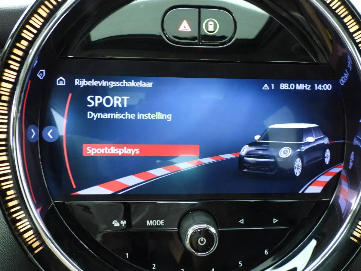 Cooper | Comfort Access | Panoramadak | Cruise Control | Parkeersensoren | Head-Up | Parkeersensoren | Navigatie |