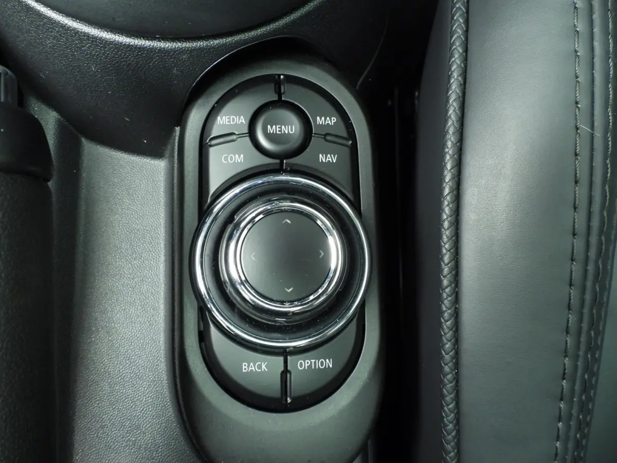 Cooper | Comfort Access | Panoramadak | Cruise Control | Parkeersensoren | Head-Up | Parkeersensoren | Navigatie |