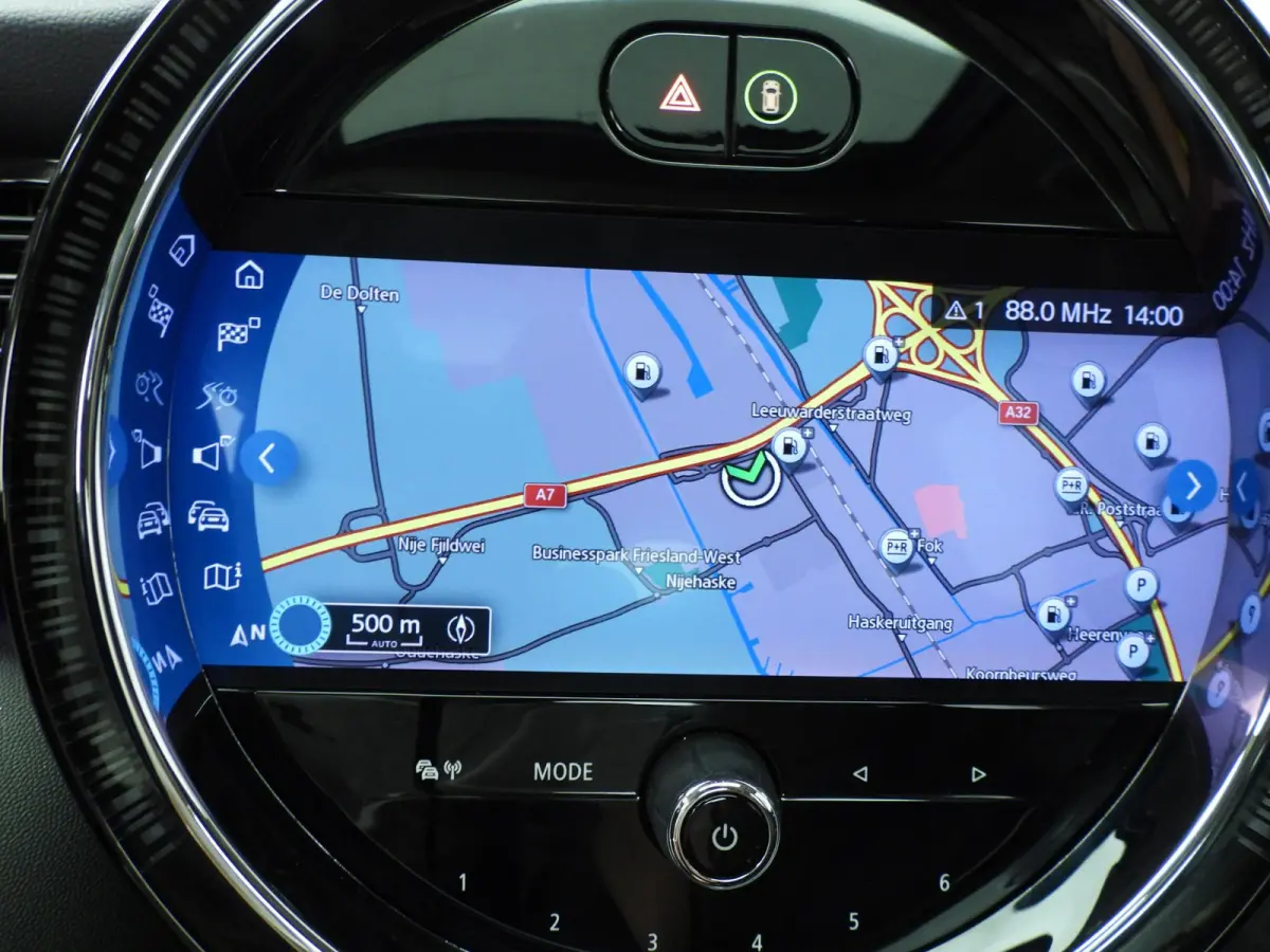 Cooper | Comfort Access | Panoramadak | Cruise Control | Parkeersensoren | Head-Up | Parkeersensoren | Navigatie |
