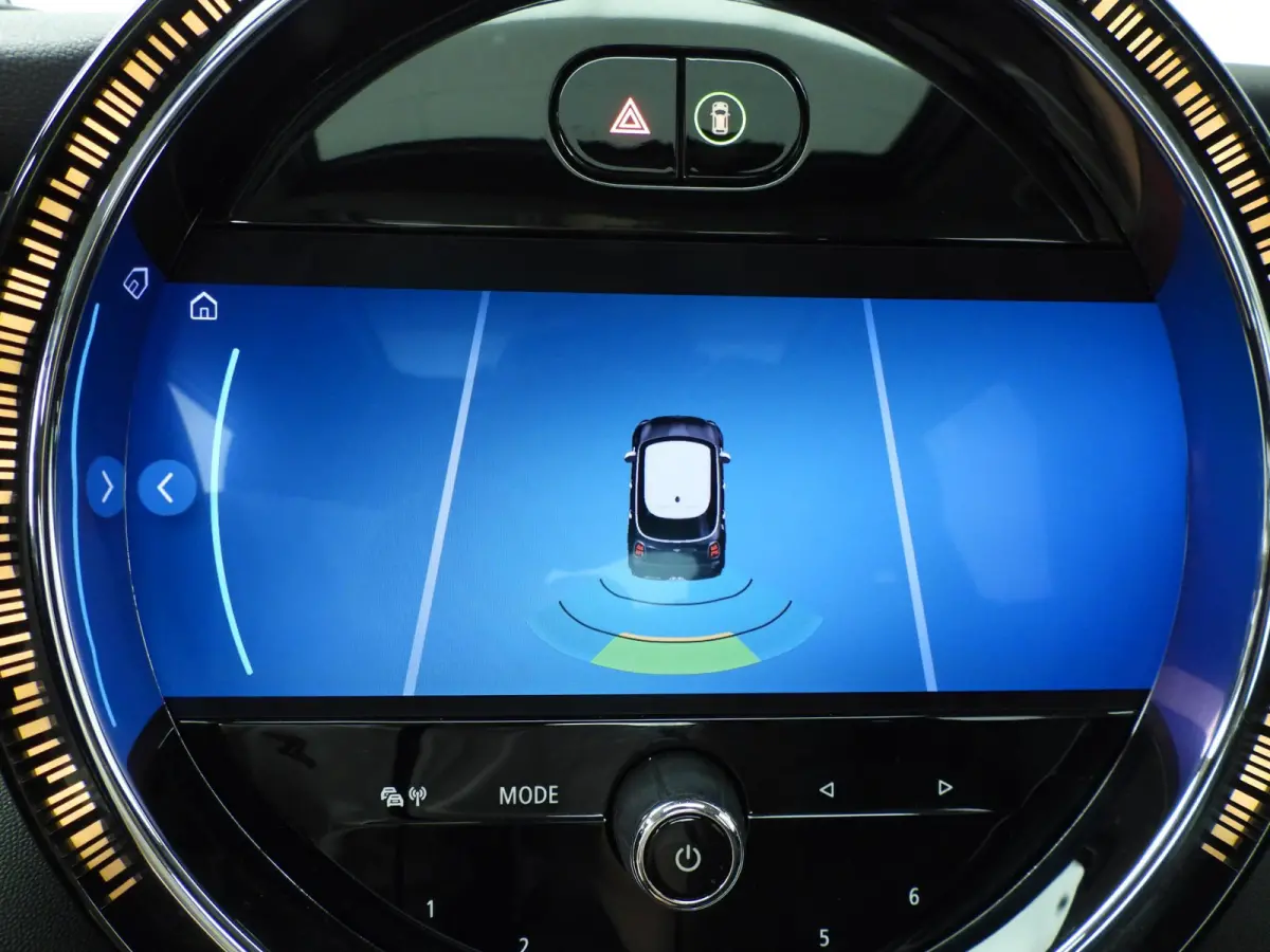 Cooper | Comfort Access | Panoramadak | Cruise Control | Parkeersensoren | Head-Up | Parkeersensoren | Navigatie |