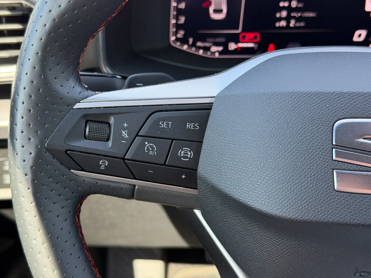 1.5 eTSI FR Business Intense | Trekhaak | Stuur+Stoelverwarming | Apple Carplay/Android Auto | Cruise control adaptief |