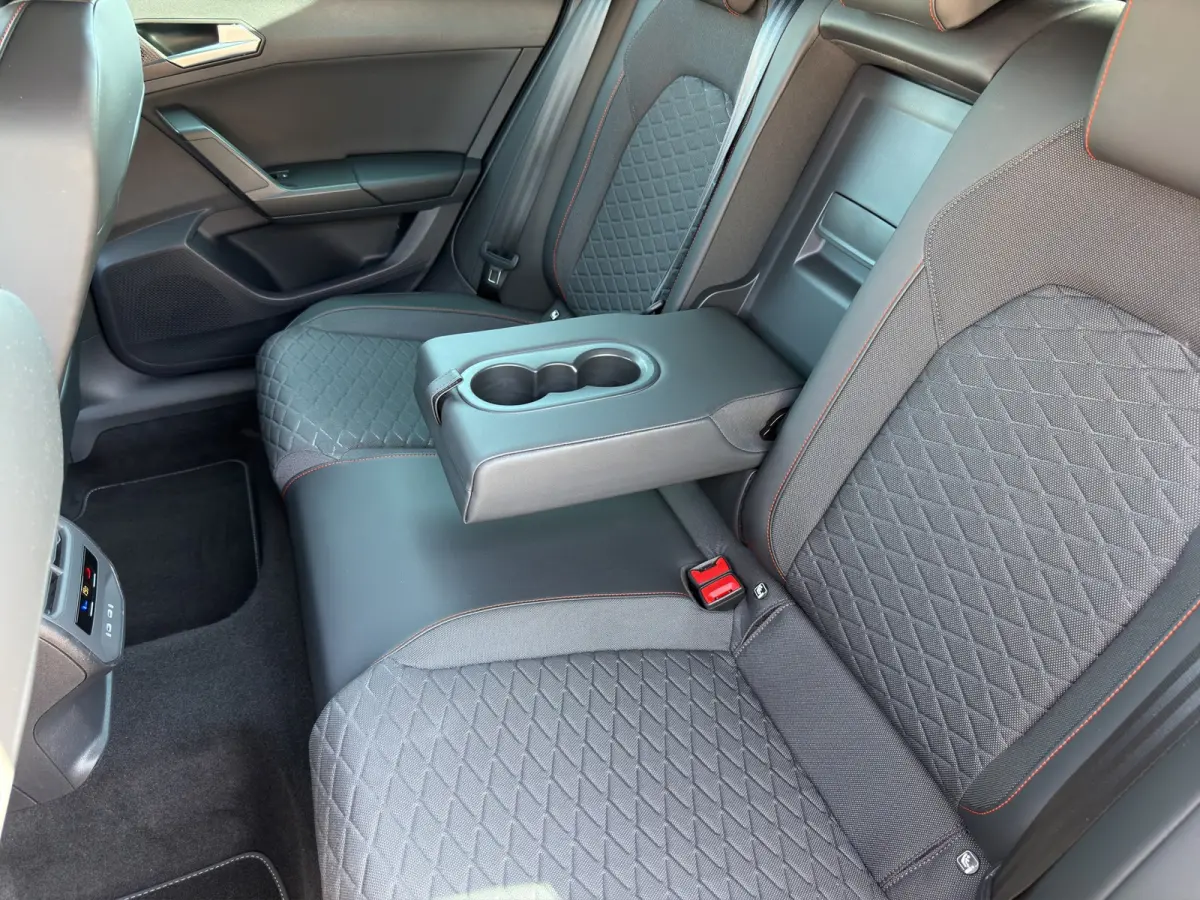 1.5 eTSI FR Business Intense | Trekhaak | Stuur+Stoelverwarming | Apple Carplay/Android Auto | Cruise control adaptief |