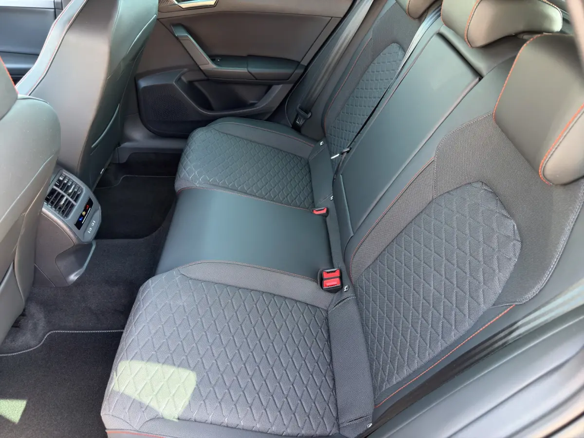 1.5 eTSI FR Business Intense | Trekhaak | Stuur+Stoelverwarming | Apple Carplay/Android Auto | Cruise control adaptief |