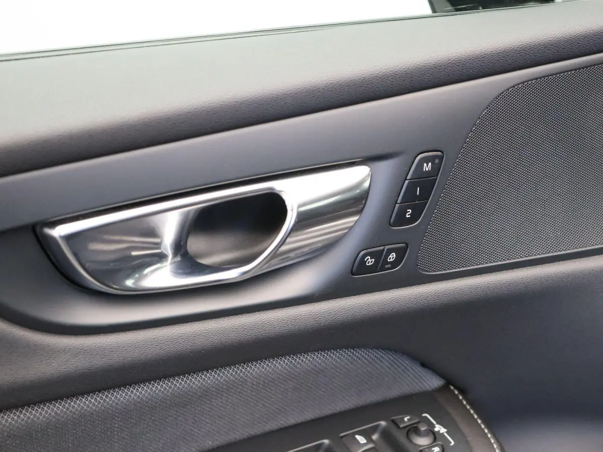 2.0 T4 R-Design | Trekhaak | Elektrische Stoelverstelling met Memory | Achteruitrijcamera |