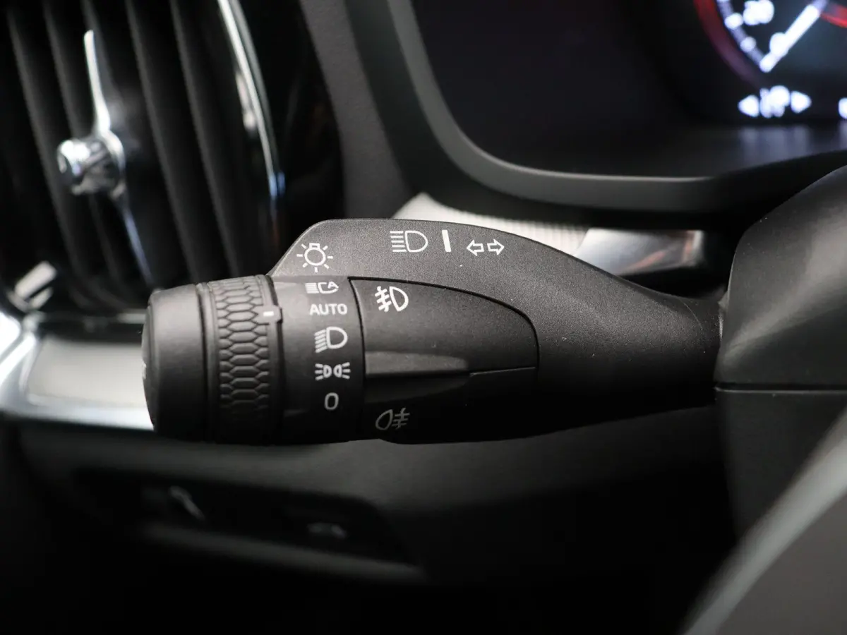 2.0 T4 R-Design | Trekhaak | Elektrische Stoelverstelling met Memory | Achteruitrijcamera |