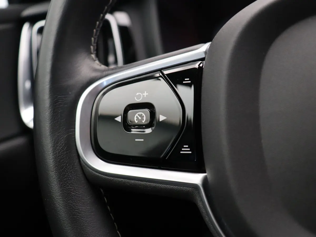 2.0 T4 R-Design | Trekhaak | Elektrische Stoelverstelling met Memory | Achteruitrijcamera |
