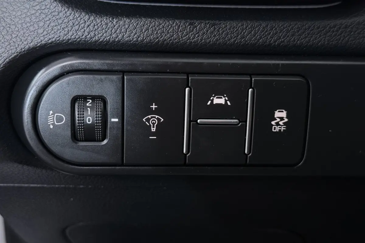1.0 T-GDi DynamicPlusLine (STOEL/STUUR VERWARMING, NAVIGATIE, CAMERA, PARKEERSENSOREN)