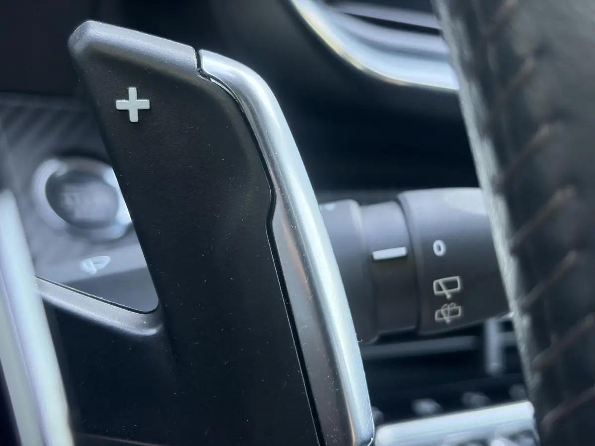 1.2 PureTech Allure ✓Recent beurt gehad✓D-riem vv in 06-2025✓360° Camera✓Draadloze telefoonlader✓Carplay✓Keyless✓Automaat✓Trekhaak✓Halfleder✓Navi✓Clima✓Cruise✓131p
