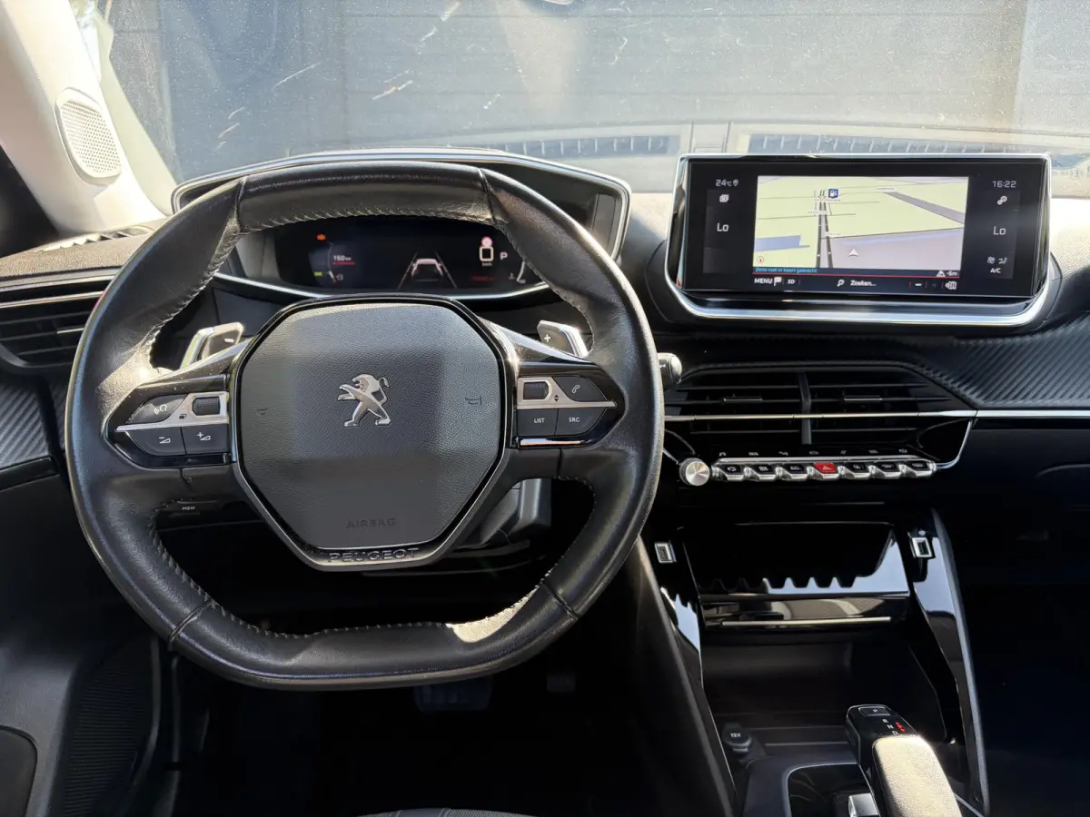 1.2 PureTech Allure ✓Recent beurt gehad✓D-riem vv in 06-2025✓360° Camera✓Draadloze telefoonlader✓Carplay✓Keyless✓Automaat✓Trekhaak✓Halfleder✓Navi✓Clima✓Cruise✓131p
