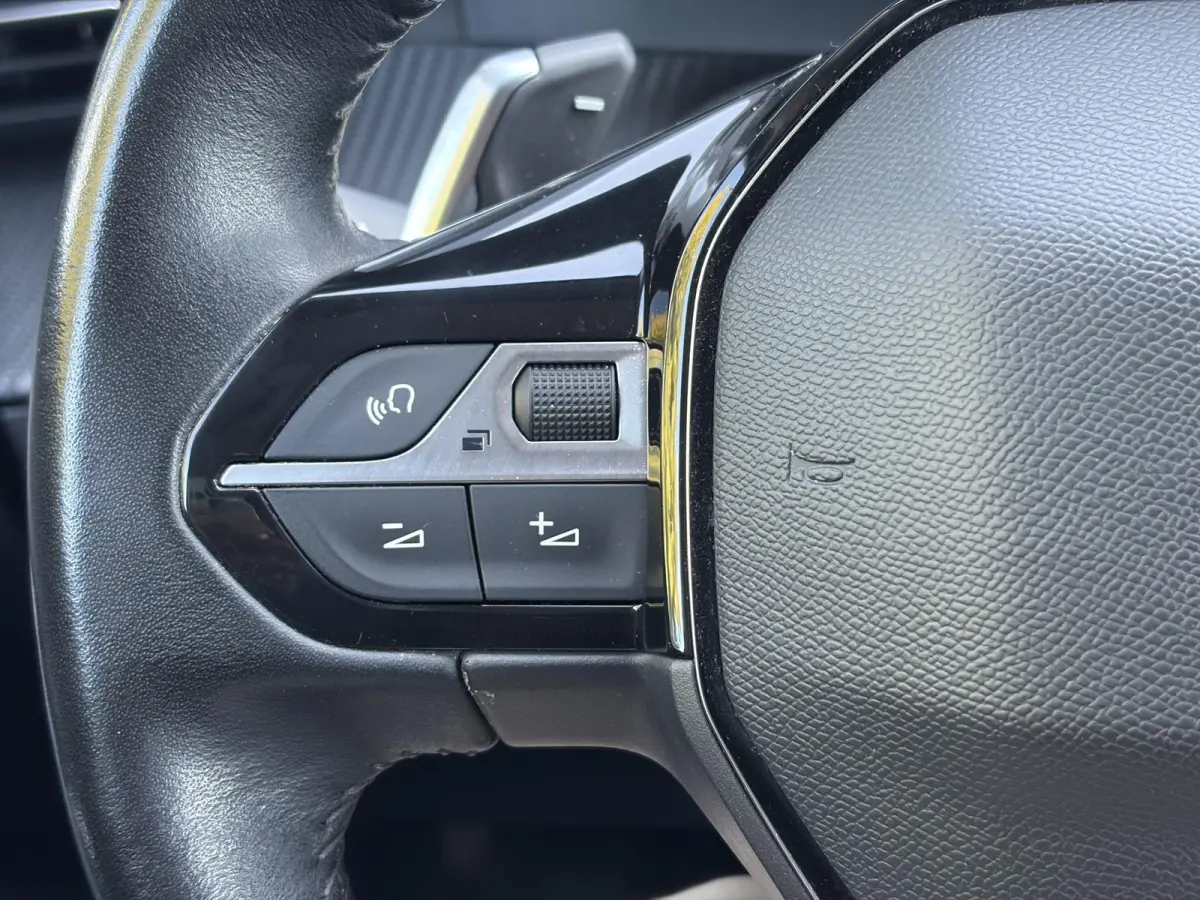 1.2 PureTech Allure ✓Recent beurt gehad✓D-riem vv in 06-2025✓360° Camera✓Draadloze telefoonlader✓Carplay✓Keyless✓Automaat✓Trekhaak✓Halfleder✓Navi✓Clima✓Cruise✓131p