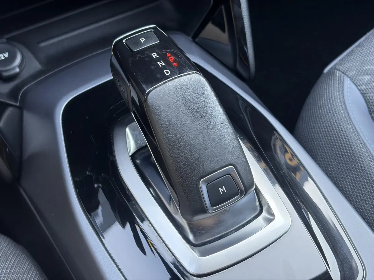 1.2 PureTech Allure ✓Recent beurt gehad✓D-riem vv in 06-2025✓360° Camera✓Draadloze telefoonlader✓Carplay✓Keyless✓Automaat✓Trekhaak✓Halfleder✓Navi✓Clima✓Cruise✓131p