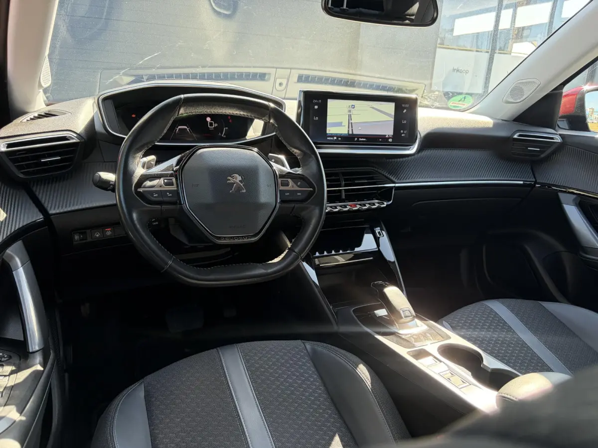 1.2 PureTech Allure ✓Recent beurt gehad✓D-riem vv in 06-2025✓360° Camera✓Draadloze telefoonlader✓Carplay✓Keyless✓Automaat✓Trekhaak✓Halfleder✓Navi✓Clima✓Cruise✓131p