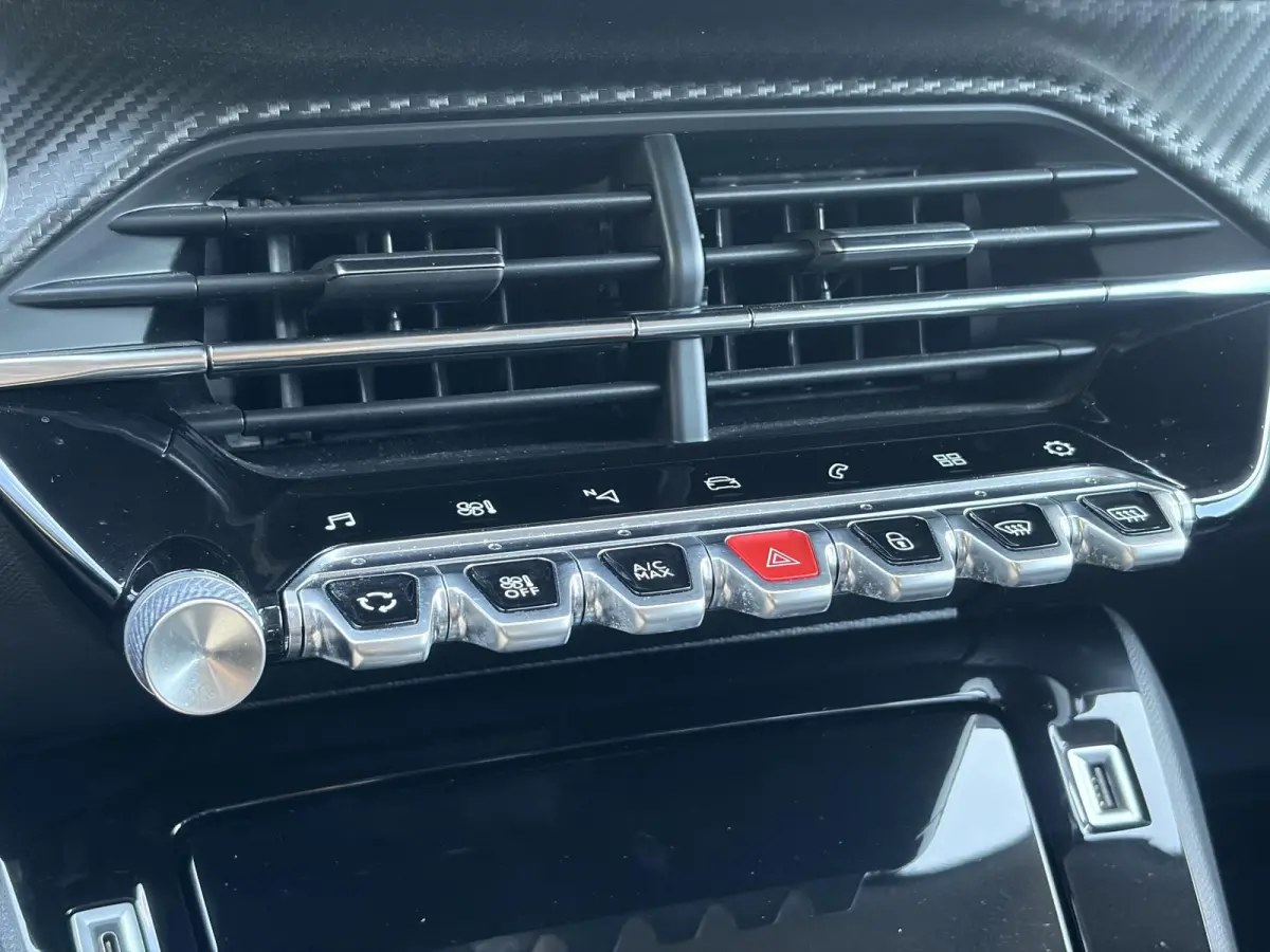 1.2 PureTech Allure ✓Recent beurt gehad✓D-riem vv in 06-2025✓360° Camera✓Draadloze telefoonlader✓Carplay✓Keyless✓Automaat✓Trekhaak✓Halfleder✓Navi✓Clima✓Cruise✓131p
