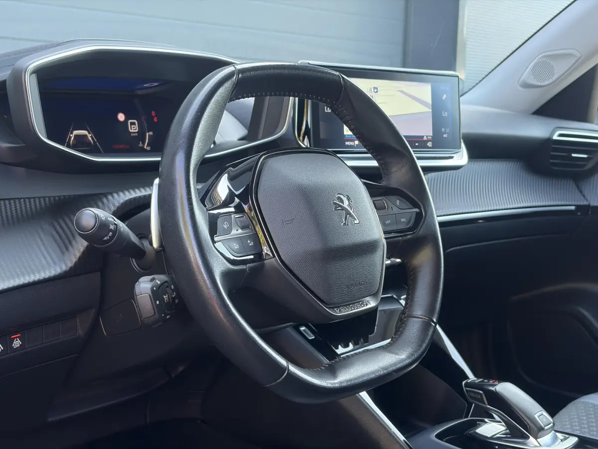 1.2 PureTech Allure ✓Recent beurt gehad✓D-riem vv in 06-2025✓360° Camera✓Draadloze telefoonlader✓Carplay✓Keyless✓Automaat✓Trekhaak✓Halfleder✓Navi✓Clima✓Cruise✓131p