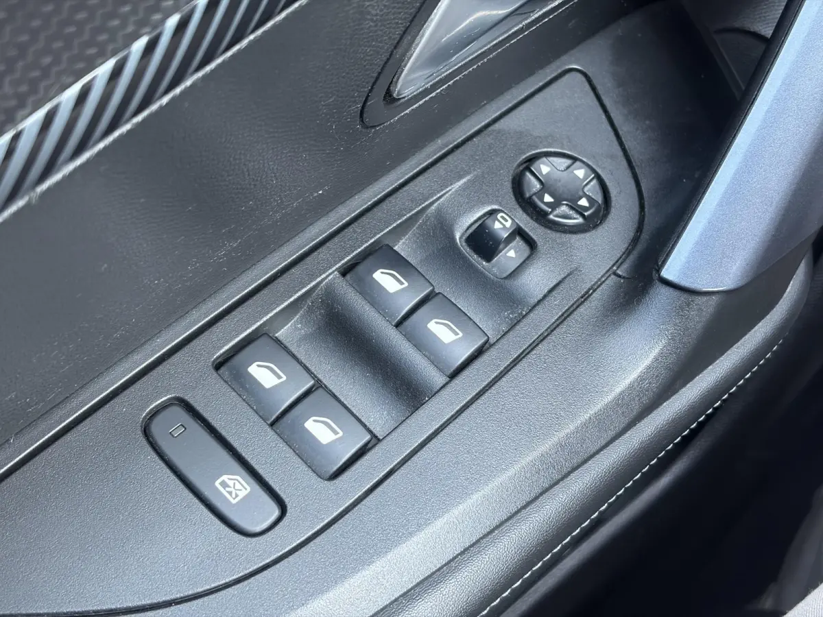 1.2 PureTech Allure ✓Recent beurt gehad✓D-riem vv in 06-2025✓360° Camera✓Draadloze telefoonlader✓Carplay✓Keyless✓Automaat✓Trekhaak✓Halfleder✓Navi✓Clima✓Cruise✓131p