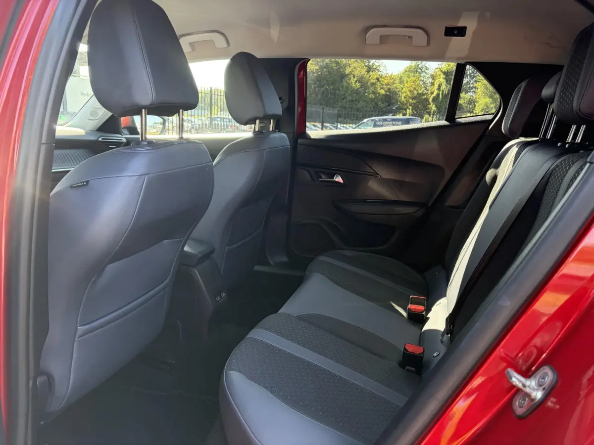 1.2 PureTech Allure ✓Recent beurt gehad✓D-riem vv in 06-2025✓360° Camera✓Draadloze telefoonlader✓Carplay✓Keyless✓Automaat✓Trekhaak✓Halfleder✓Navi✓Clima✓Cruise✓131p
