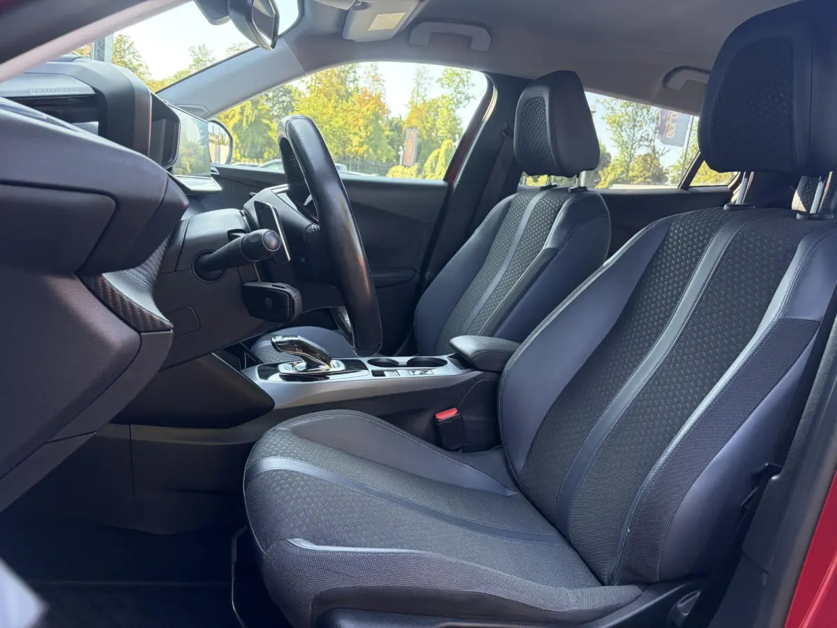 1.2 PureTech Allure ✓Recent beurt gehad✓D-riem vv in 06-2025✓360° Camera✓Draadloze telefoonlader✓Carplay✓Keyless✓Automaat✓Trekhaak✓Halfleder✓Navi✓Clima✓Cruise✓131p
