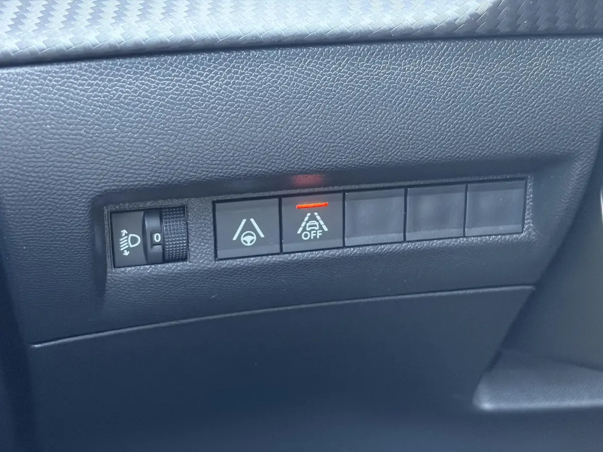 1.2 PureTech Allure ✓Recent beurt gehad✓D-riem vv in 06-2025✓360° Camera✓Draadloze telefoonlader✓Carplay✓Keyless✓Automaat✓Trekhaak✓Halfleder✓Navi✓Clima✓Cruise✓131p