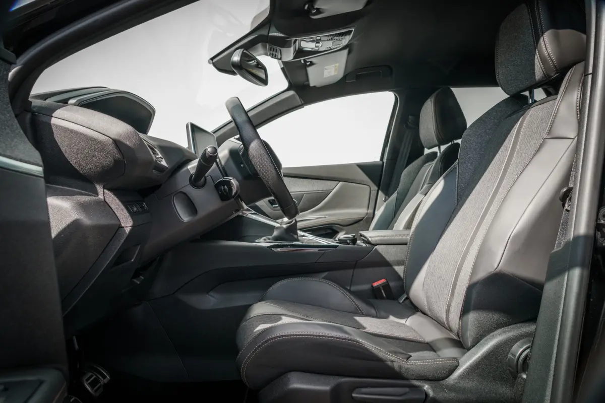 1.2 PureTech GT Line | LED | 3D-I-Cockpit | Afn. Trekhaak | Carplay | 19" LMV
