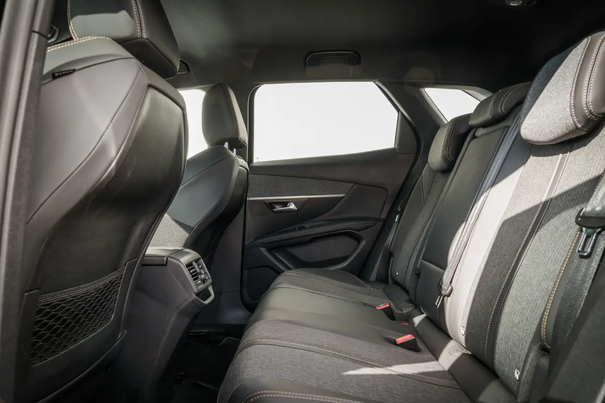 1.2 PureTech GT Line | LED | 3D-I-Cockpit | Afn. Trekhaak | Carplay | 19" LMV