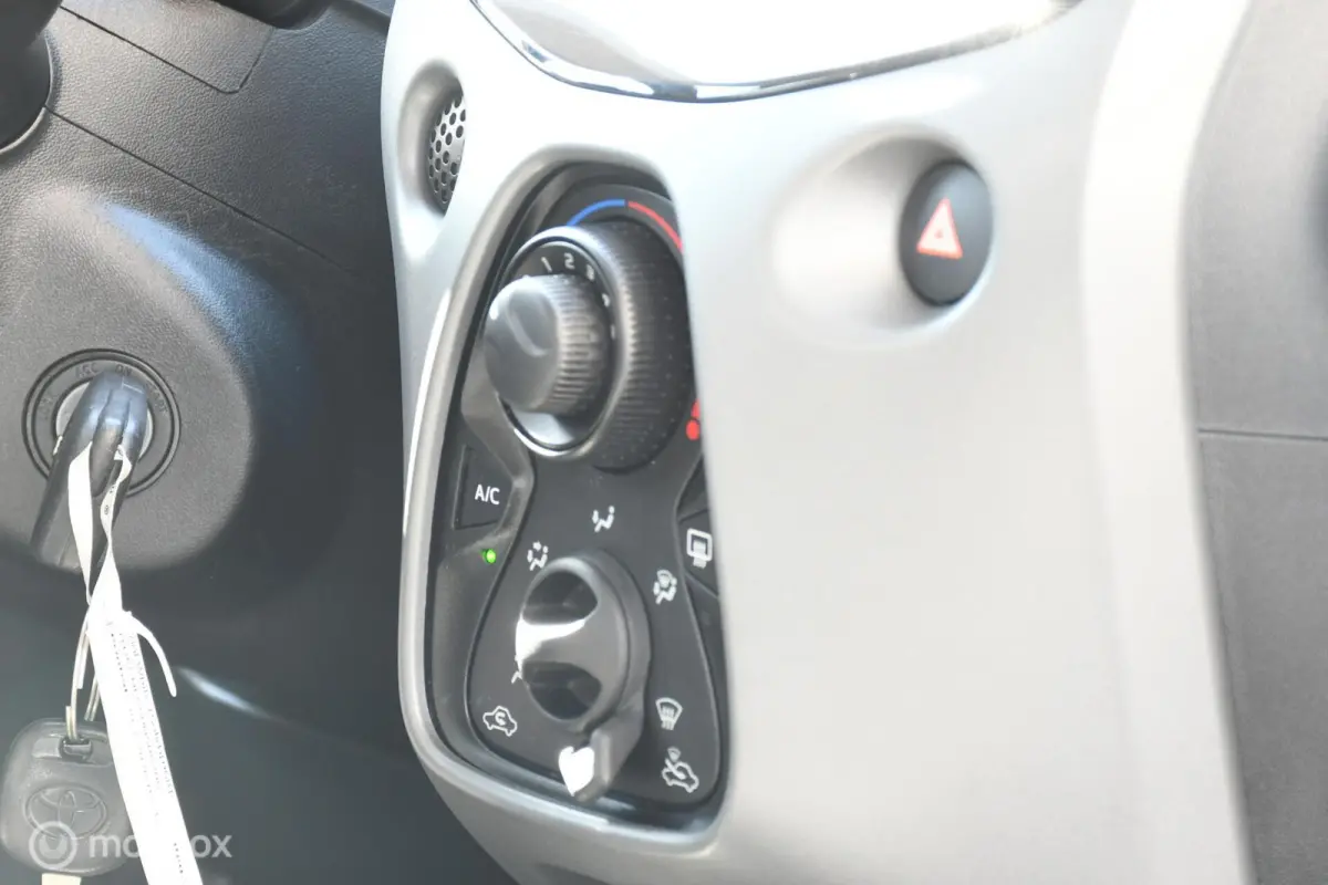 1.0 VVT-i x-play|AIRCO|CARPLAY|OPENDAK